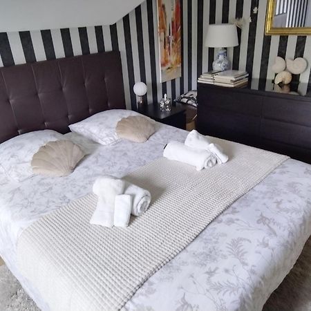Bed and Breakfast Chez Helene Saint-Coulomb Exterior foto
