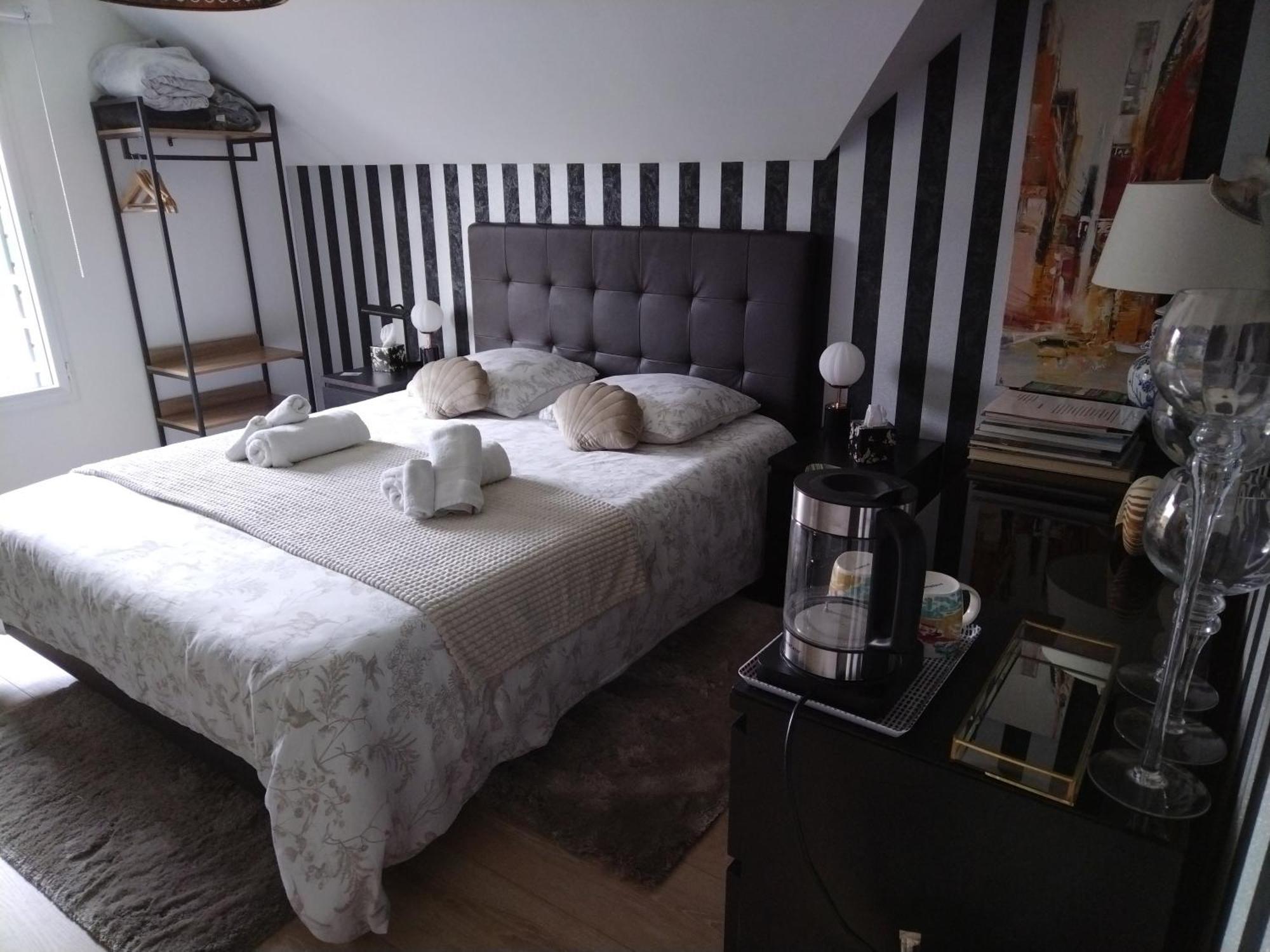 Bed and Breakfast Chez Helene Saint-Coulomb Exterior foto